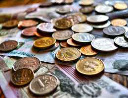 Курс рубля в начале торгов 31 августа ослабел к доллару и евро