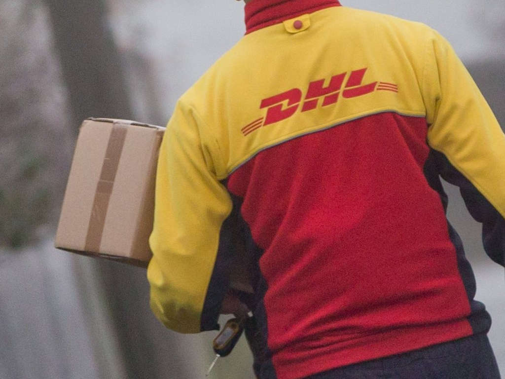 DHL прекратила доставки грузов внутри России