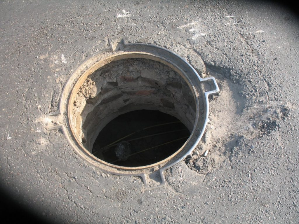 В Первоуральске активизировались воры канализационных люков