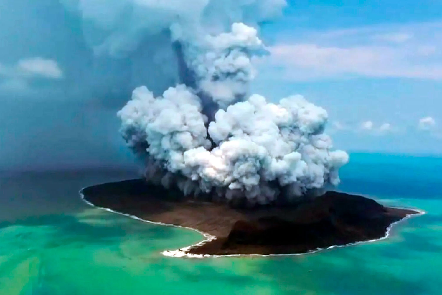 Остров Baby появился в Тихом океане после извержения подводного вулкана