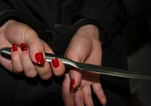 В ходе скандала дочь ножом нанесла матери удар в живот