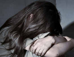 В Екатеринбурге начался суд над 16-летним подростком, который более 50 раз изнасиловал младшую сестру