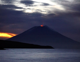 На Курильских островах проснулся самый большой вулкан Алаид