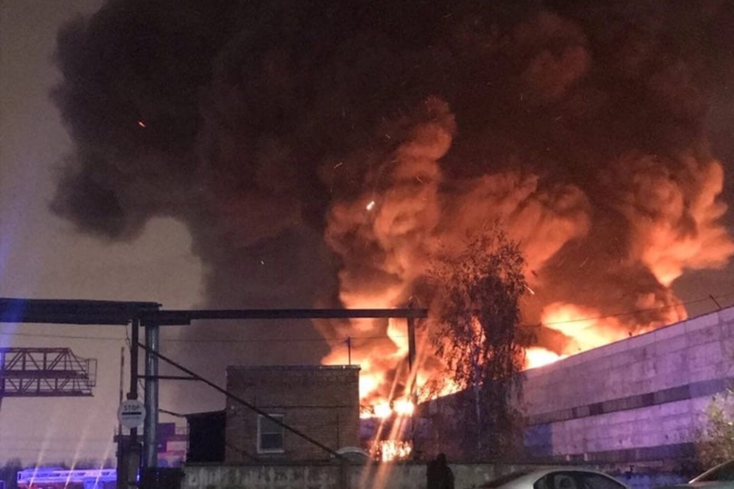 МЧС: крыша горящего склада в Петербурге обвалилась на 9 тыс. кв. метров