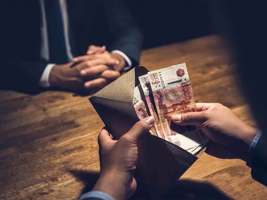 Двум оперативникам ОБЭП Первоуральска вынесли приговор за посредничество во взятке