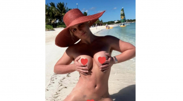 Бритни Спирс возмутила фанатов голой съемкой на общественном пляже
