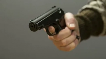 В Екатеринбурге мужчина пришел на детский праздник с пистолетом