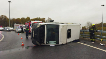 Маршрутный автобус с пассажирами опрокинулся в Москве, погиб один человек