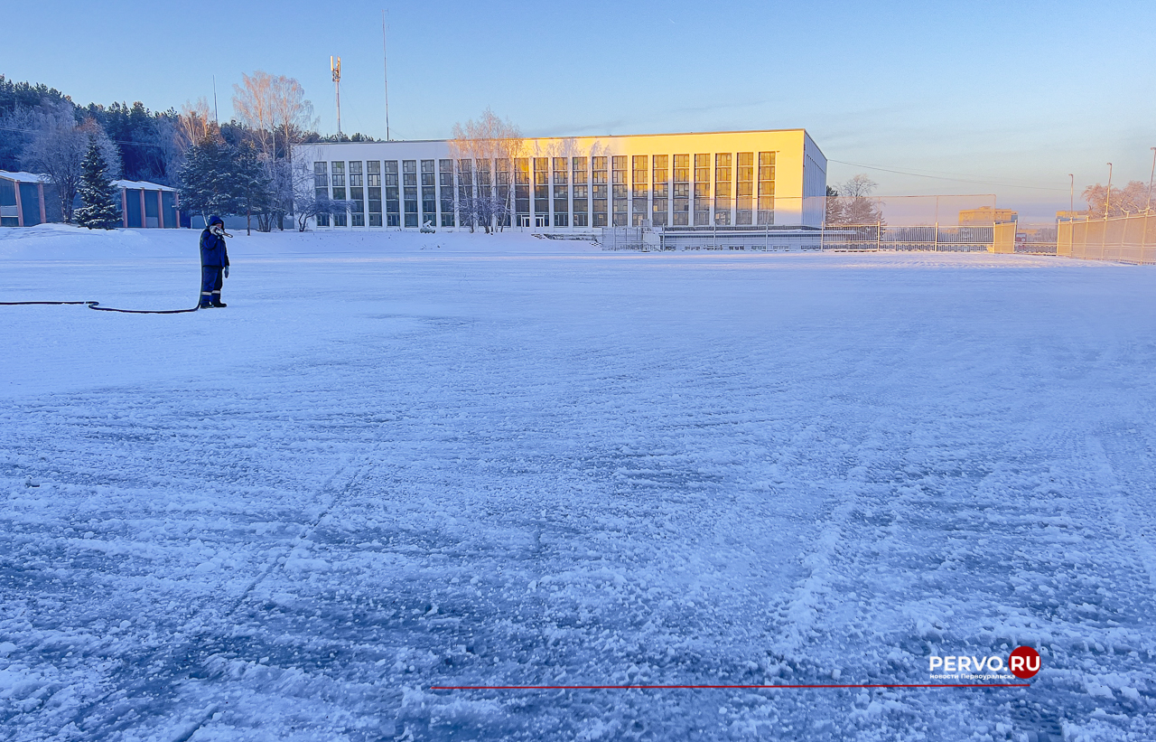 В Первоуральске футбольное поле FIFA «ушло» под лед
