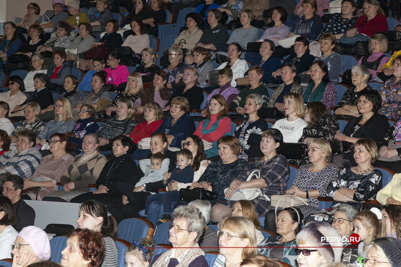 В Первоуральске чествовали женщин-металлургов. Фотографии