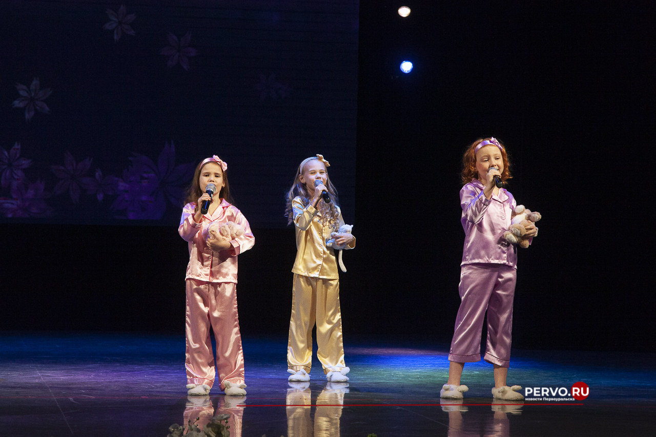 В Первоуральске чествовали женщин-металлургов. Фотографии
