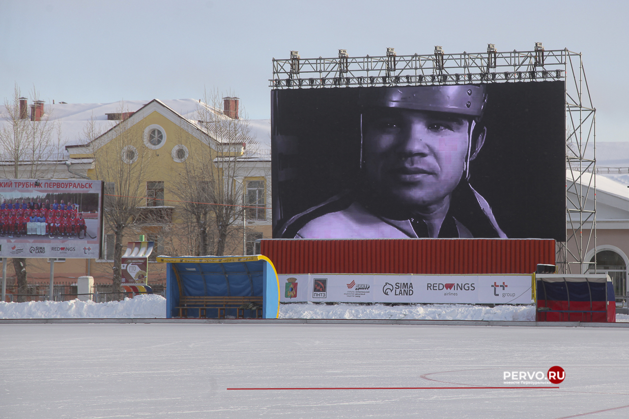 В Первоуральске «Уральский трубник» в первом домашнем матче проиграл «Волге». Фотографии