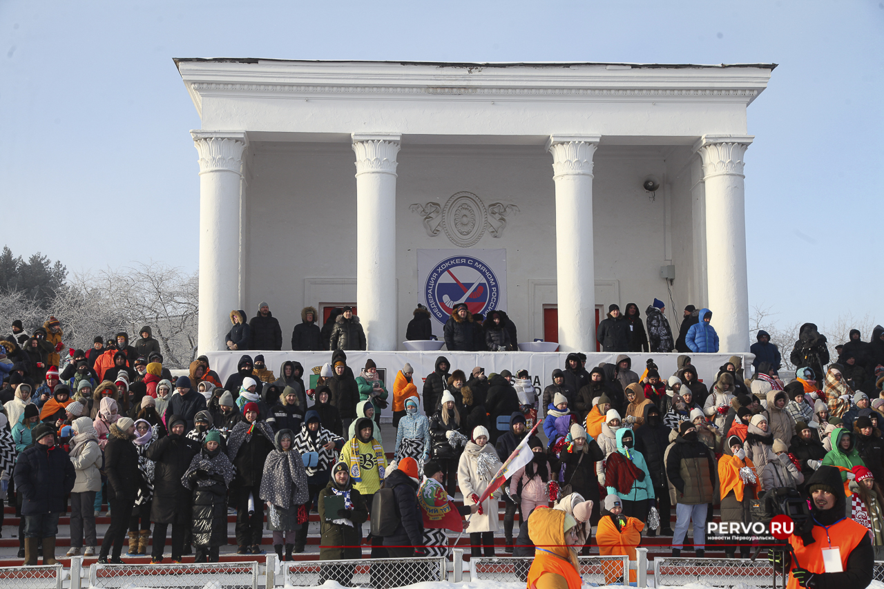 В Первоуральске «Уральский трубник» в первом домашнем матче проиграл «Волге». Фотографии