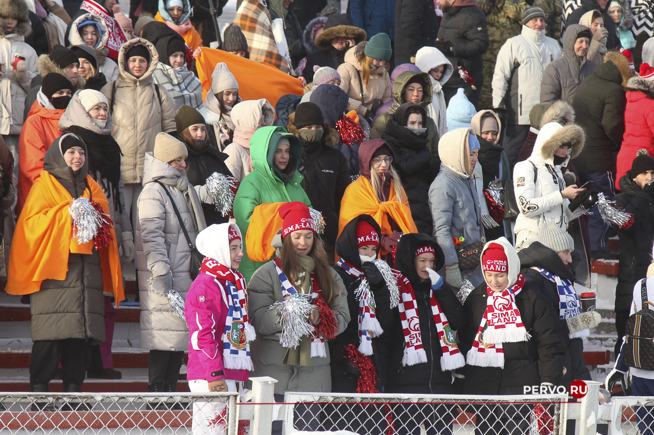В Первоуральске «Уральский трубник» в первом домашнем матче проиграл «Волге». Фотографии