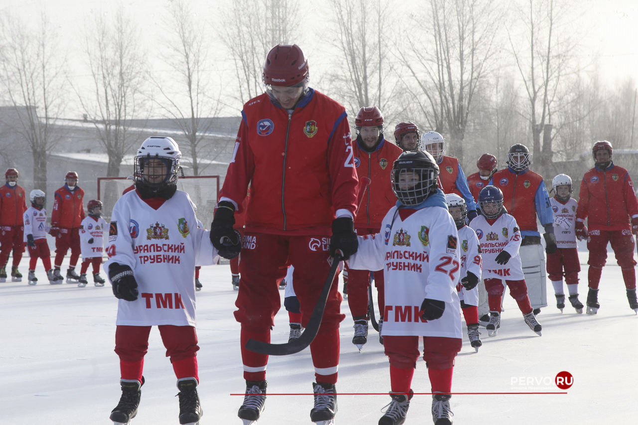 В Первоуральске «Уральский трубник» в первом домашнем матче проиграл «Волге». Фотографии