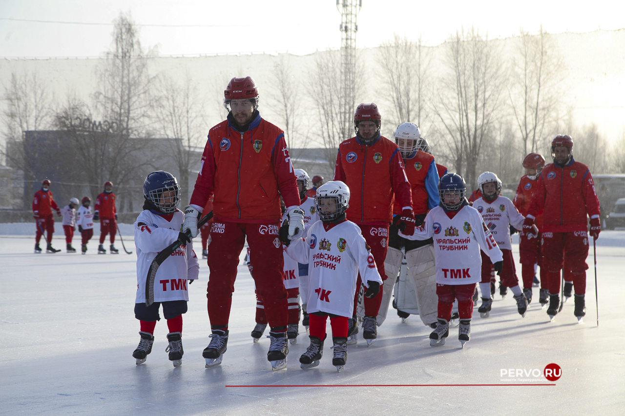 В Первоуральске «Уральский трубник» в первом домашнем матче проиграл «Волге». Фотографии