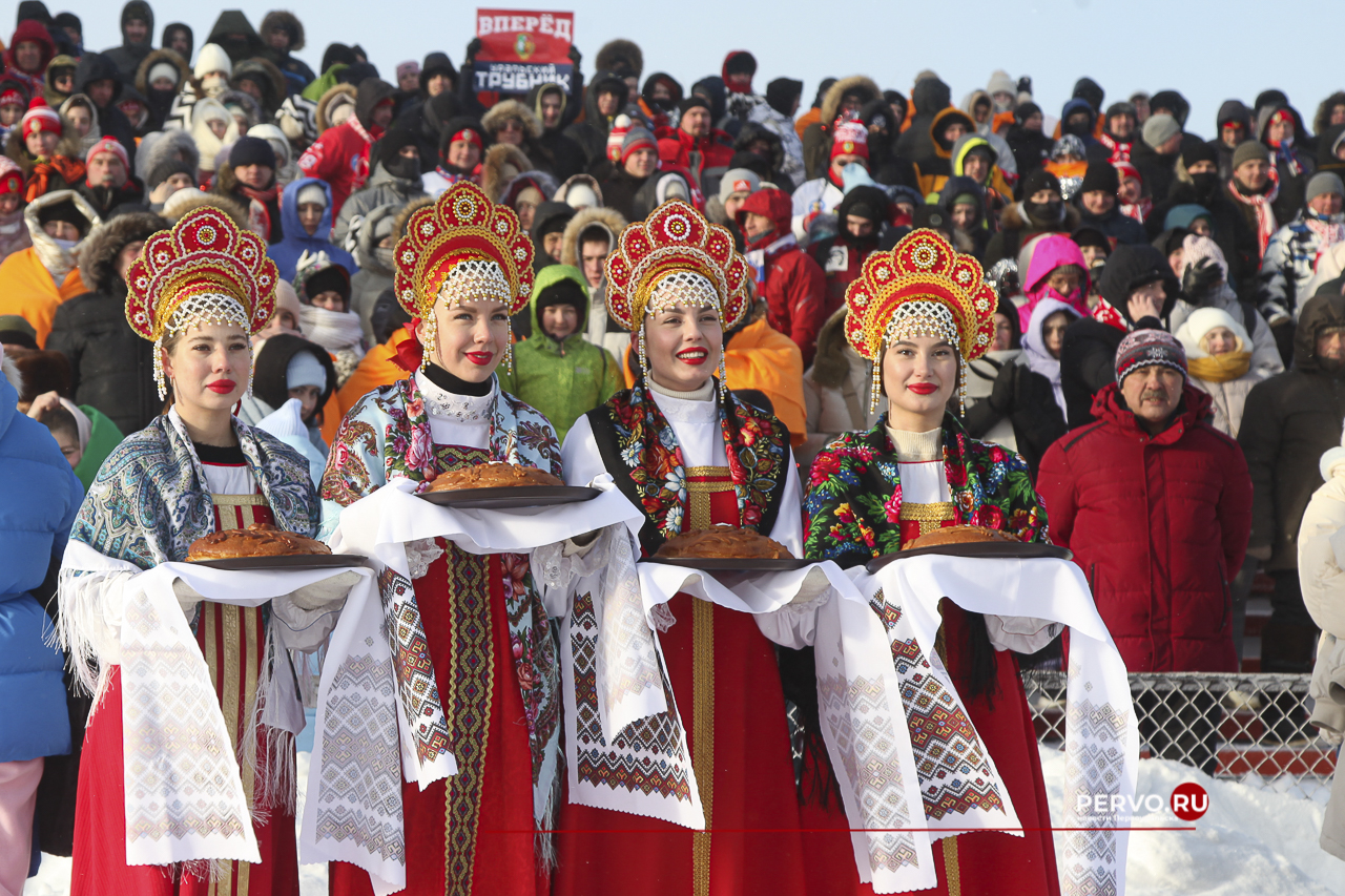 В Первоуральске «Уральский трубник» в первом домашнем матче проиграл «Волге». Фотографии