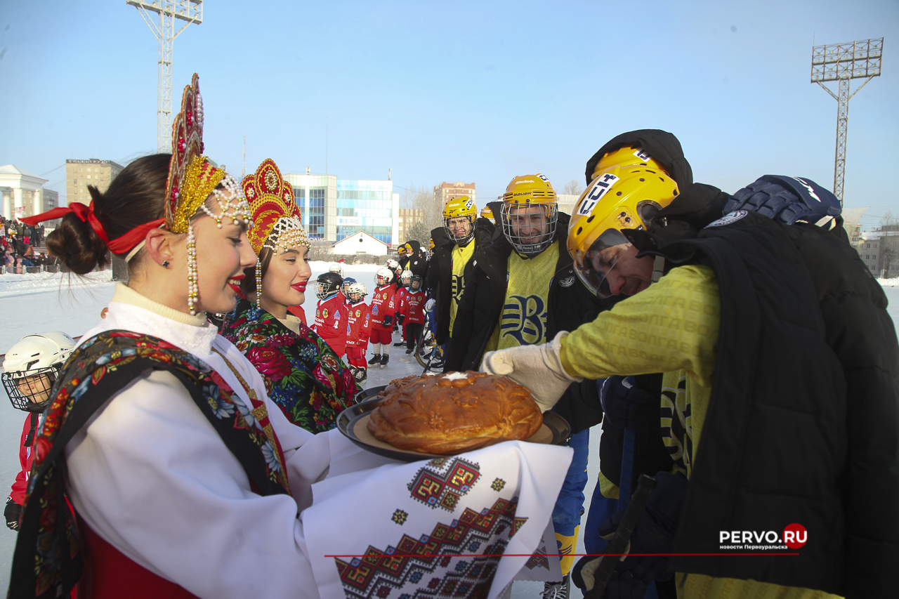 В Первоуральске «Уральский трубник» в первом домашнем матче проиграл «Волге». Фотографии