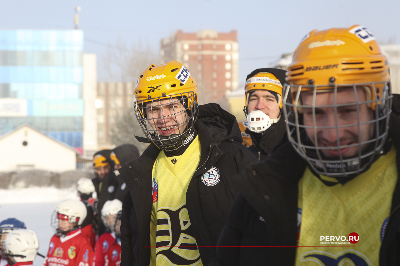 В Первоуральске «Уральский трубник» в первом домашнем матче проиграл «Волге». Фотографии