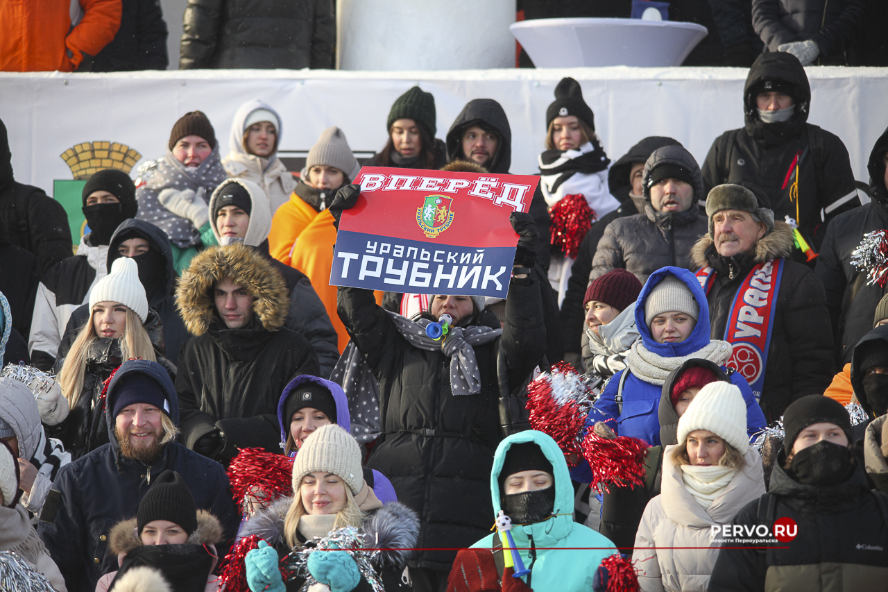 В Первоуральске «Уральский трубник» в первом домашнем матче проиграл «Волге». Фотографии