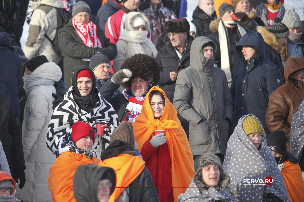 В Первоуральске «Уральский трубник» в первом домашнем матче проиграл «Волге». Фотографии
