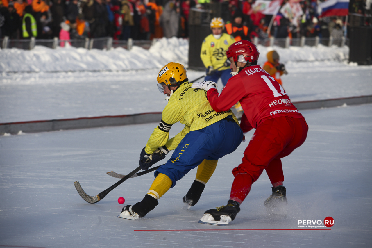 В Первоуральске «Уральский трубник» в первом домашнем матче проиграл «Волге». Фотографии