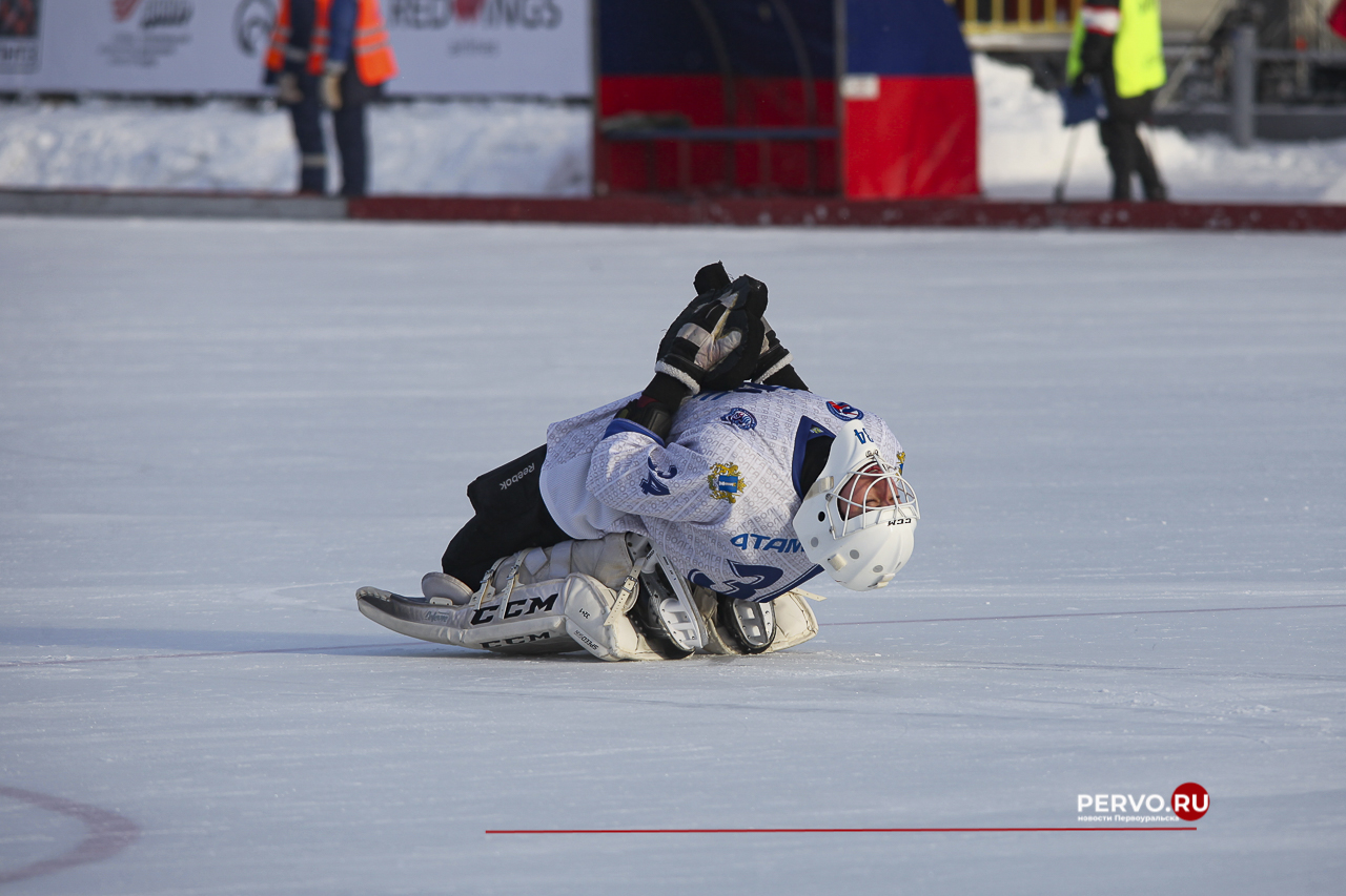 В Первоуральске «Уральский трубник» в первом домашнем матче проиграл «Волге». Фотографии