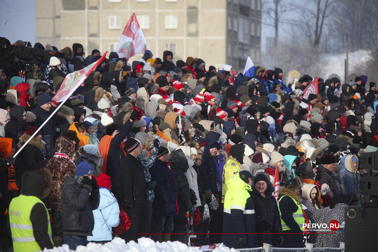 В Первоуральске «Уральский трубник» в первом домашнем матче проиграл «Волге». Фотографии