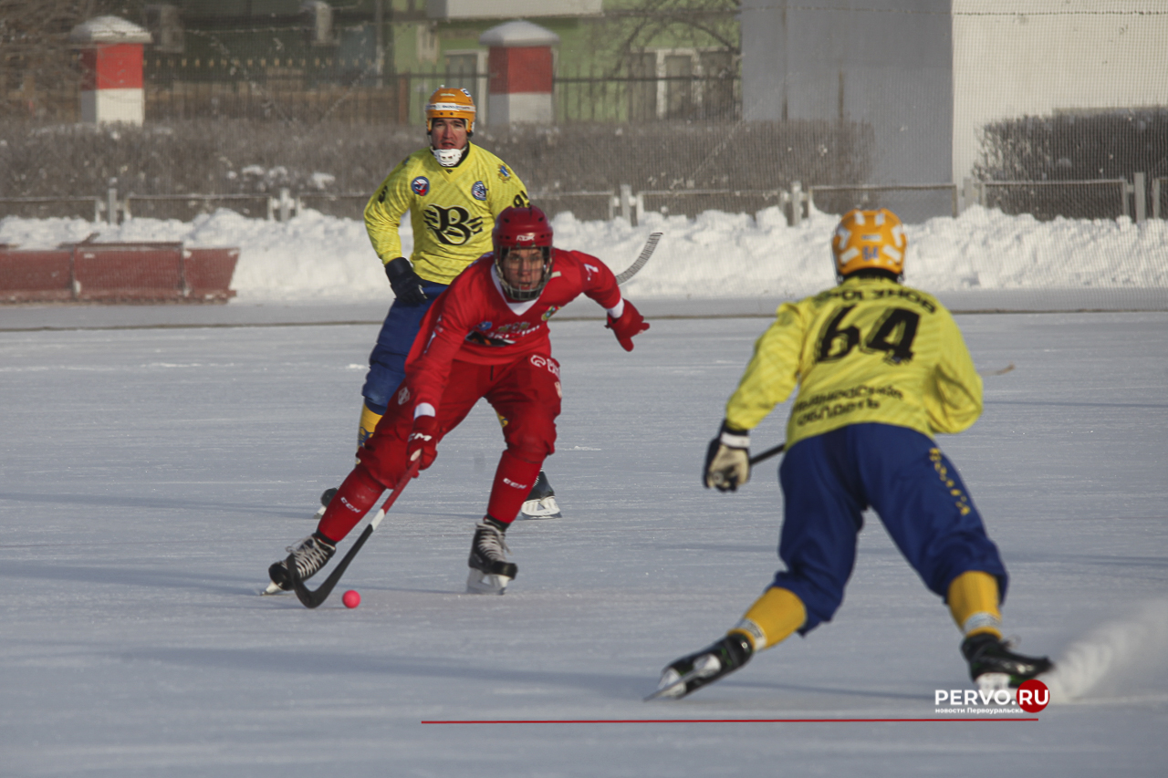 В Первоуральске «Уральский трубник» в первом домашнем матче проиграл «Волге». Фотографии