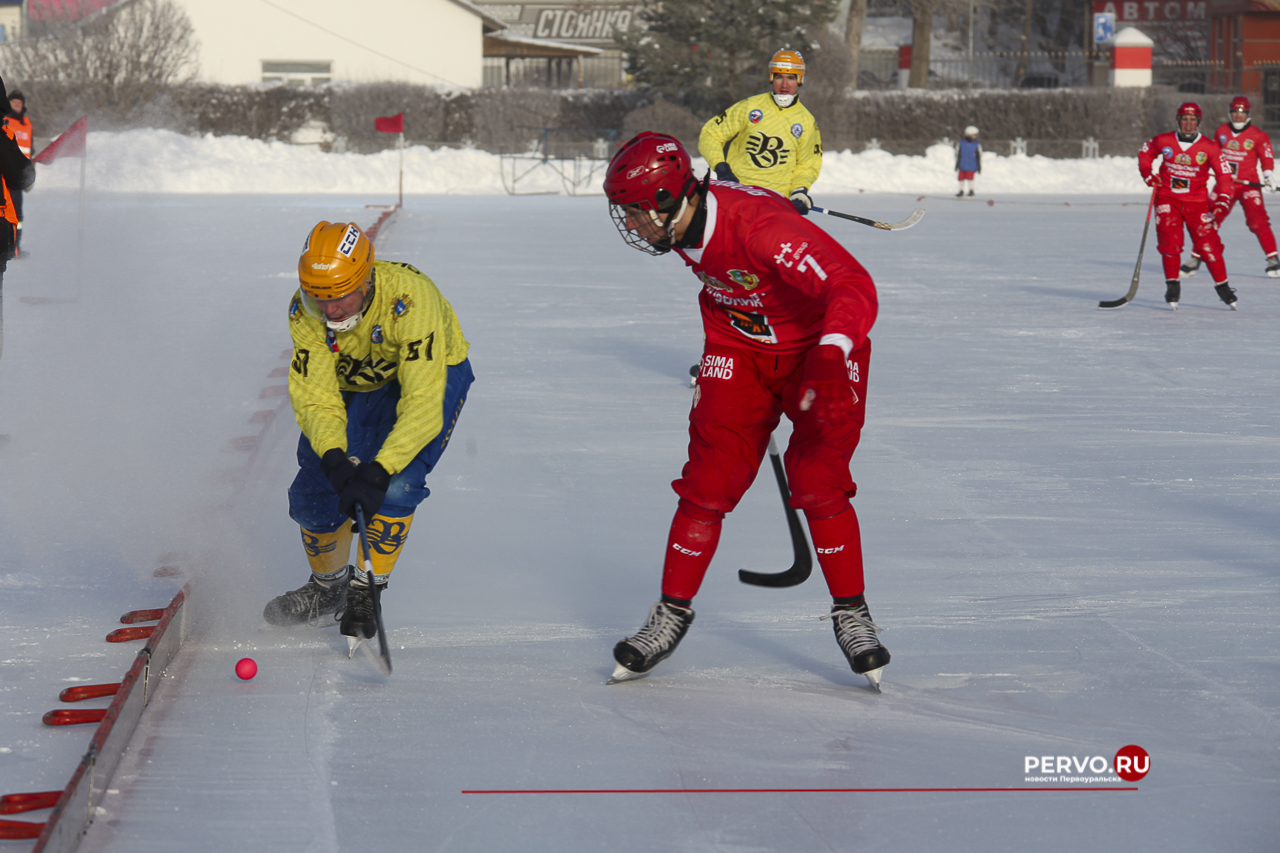 В Первоуральске «Уральский трубник» в первом домашнем матче проиграл «Волге». Фотографии