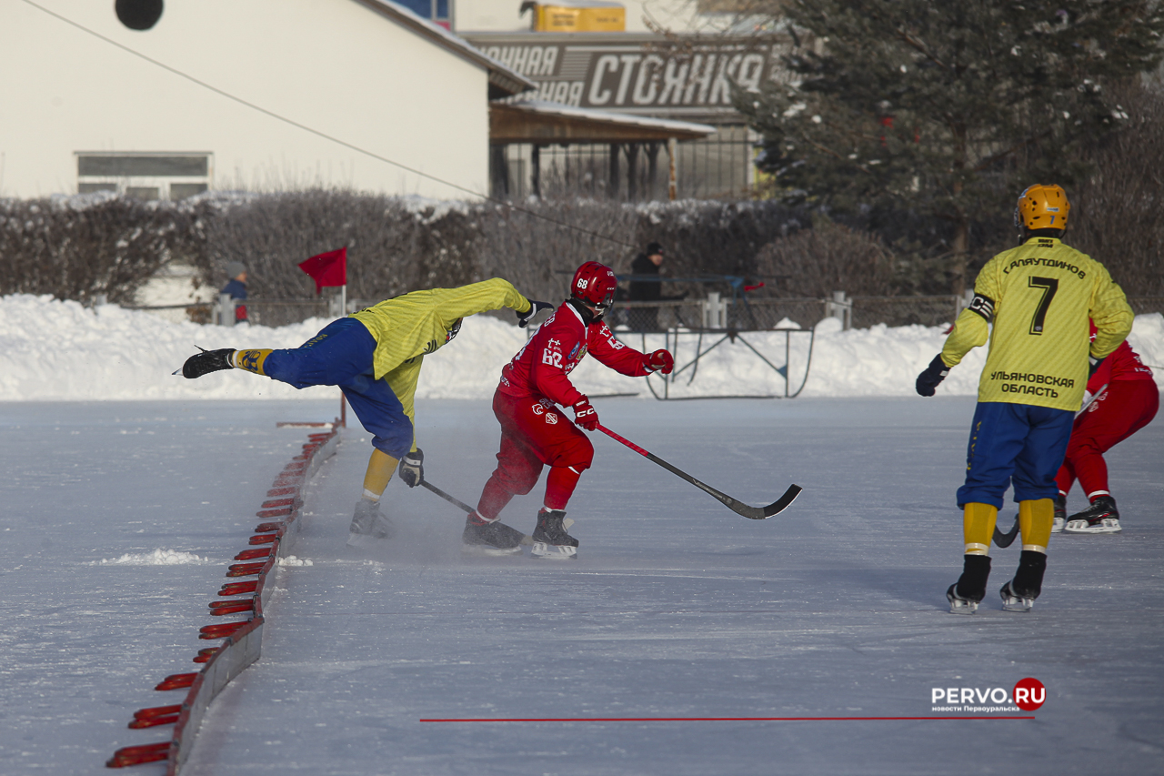 В Первоуральске «Уральский трубник» в первом домашнем матче проиграл «Волге». Фотографии