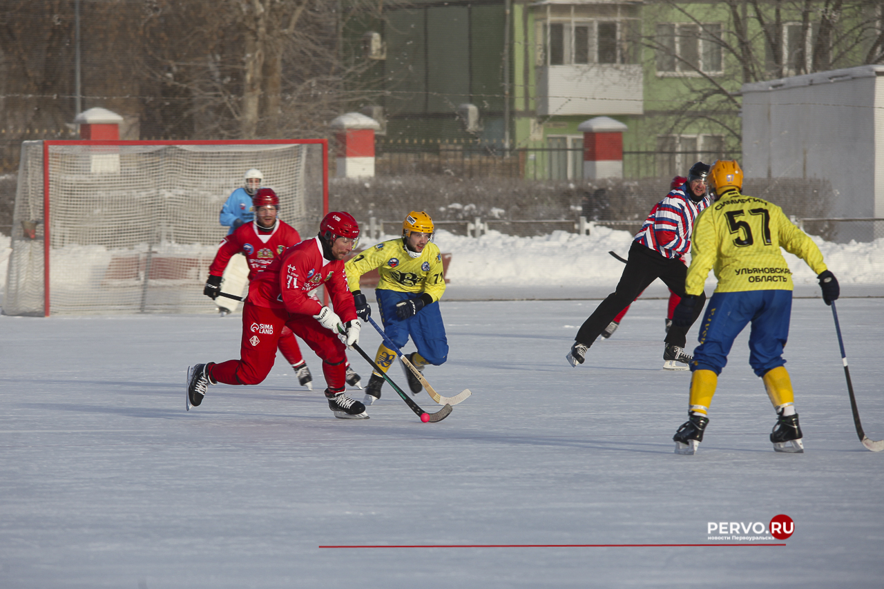 В Первоуральске «Уральский трубник» в первом домашнем матче проиграл «Волге». Фотографии