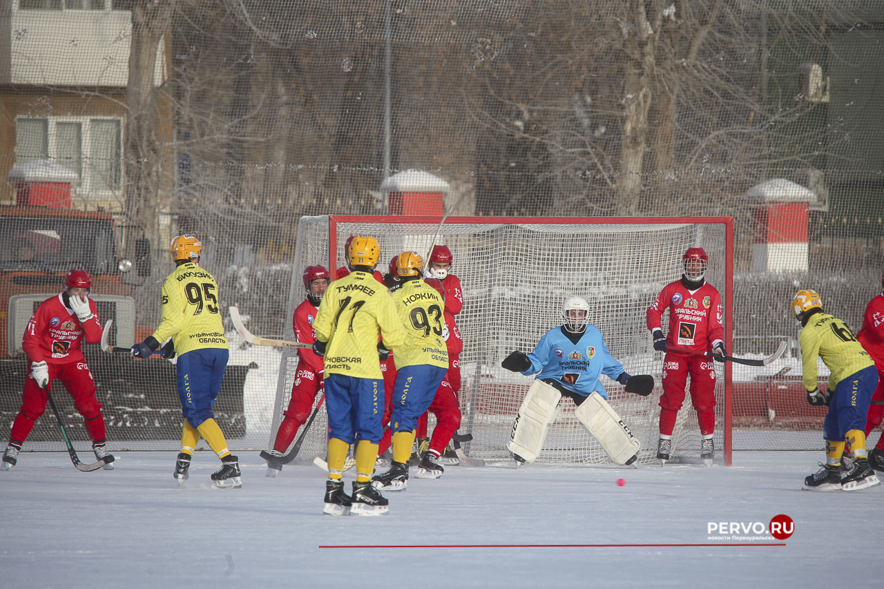 В Первоуральске «Уральский трубник» в первом домашнем матче проиграл «Волге». Фотографии