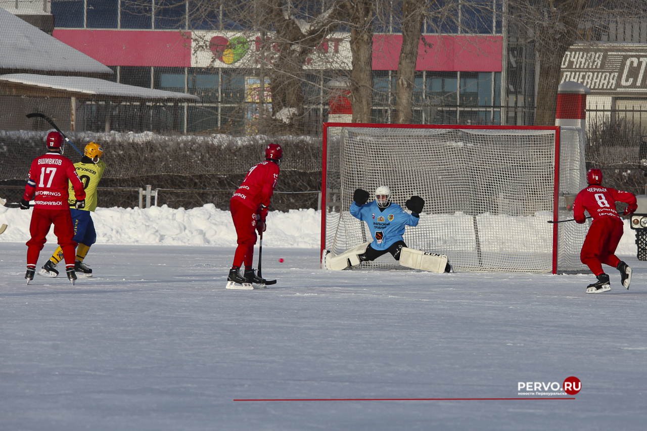 В Первоуральске «Уральский трубник» в первом домашнем матче проиграл «Волге». Фотографии