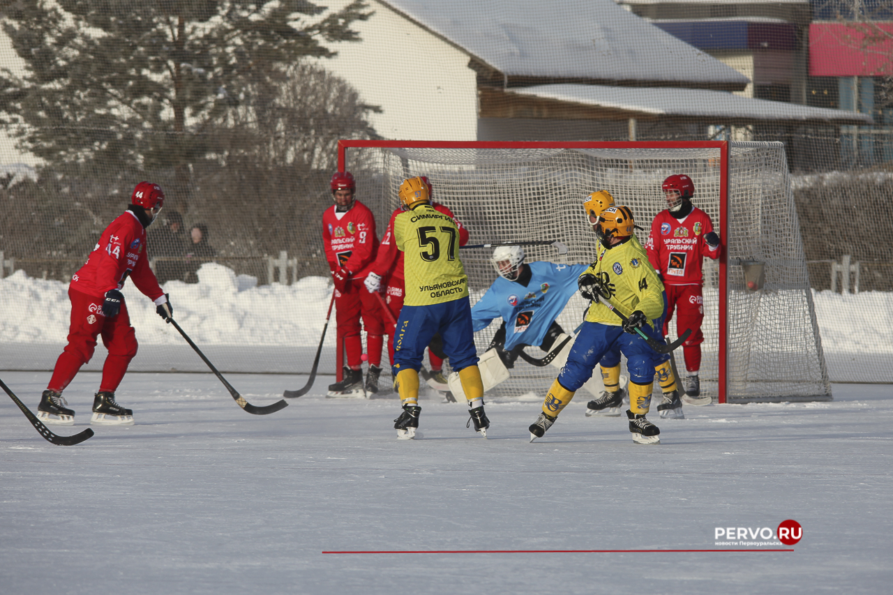 В Первоуральске «Уральский трубник» в первом домашнем матче проиграл «Волге». Фотографии