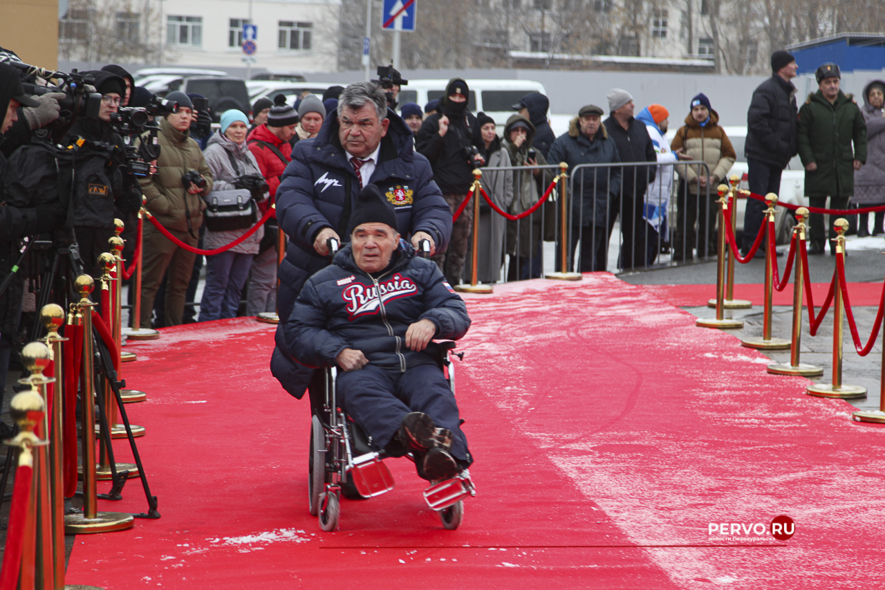 Сегодня выдающемуся мастеру русского хоккея Николаю Александровичу Дуракову 89 лет