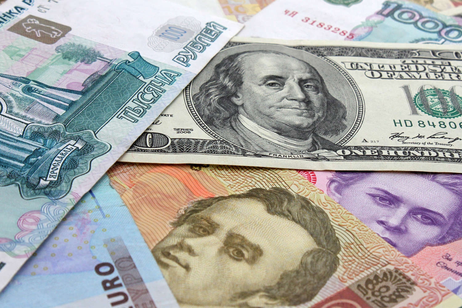 Объем валютных кредитов россиян уменьшился до минимума