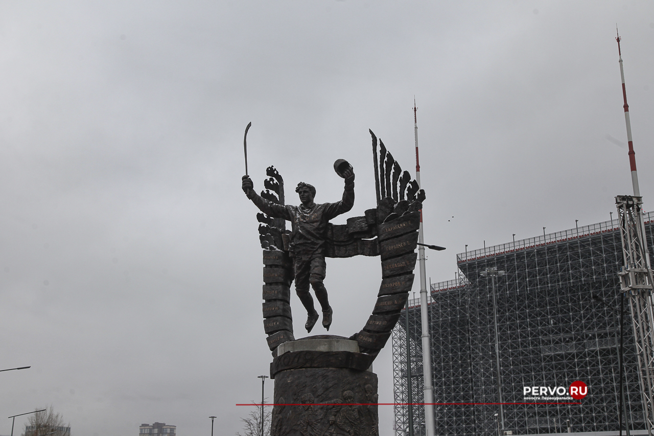 Сегодня открыли памятник легенде советского хоккея Николаю Дуракову