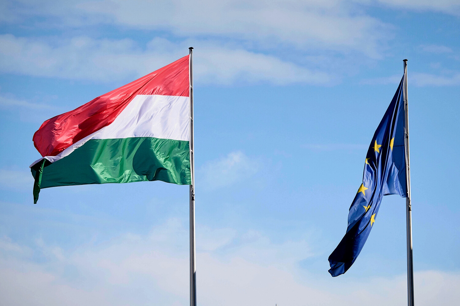 Министр обороны Венгрии заявил, что по ситуации в Польше нет ясности