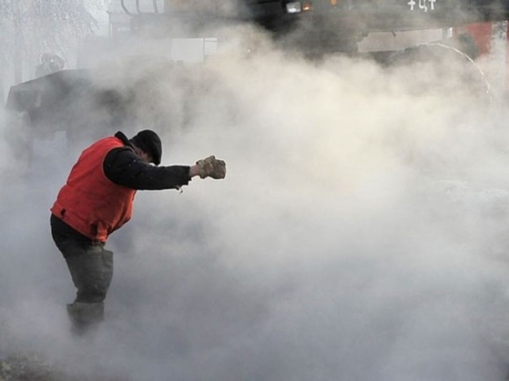 Авария на теплотрассе оставила 14 тыс. новосибирцев без отопления и горячей воды в мороз