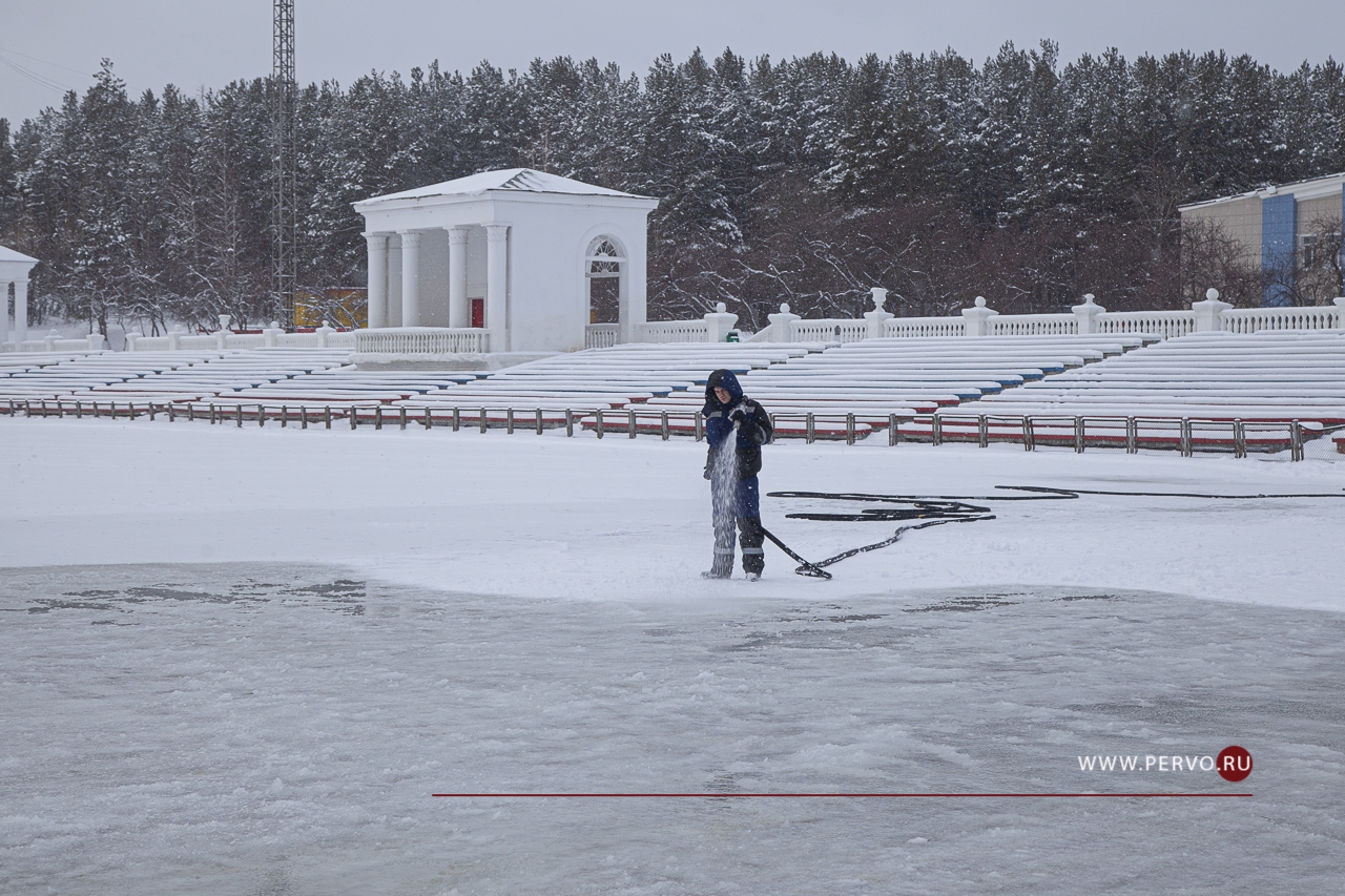 Ледовары наморозят 10,3 тысячи квадратных метров льда