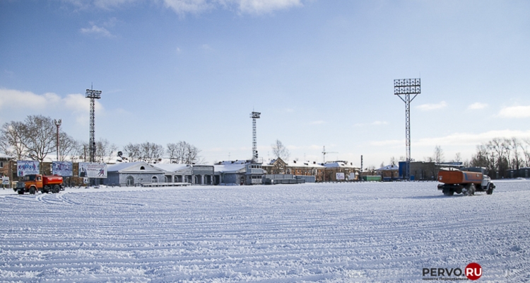 На большом поле городского стадиона начали заливать лёд