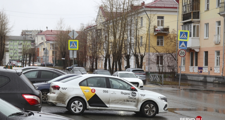 В работе приложений «Яндекс Go» и Uber произошли сбои