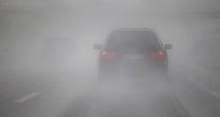 ГИБДД просит водителей и пешеходов в туман быть предельно внимательными