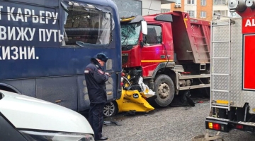 112: полиция установила личность водителя грузовика, который вмял такси в автобус