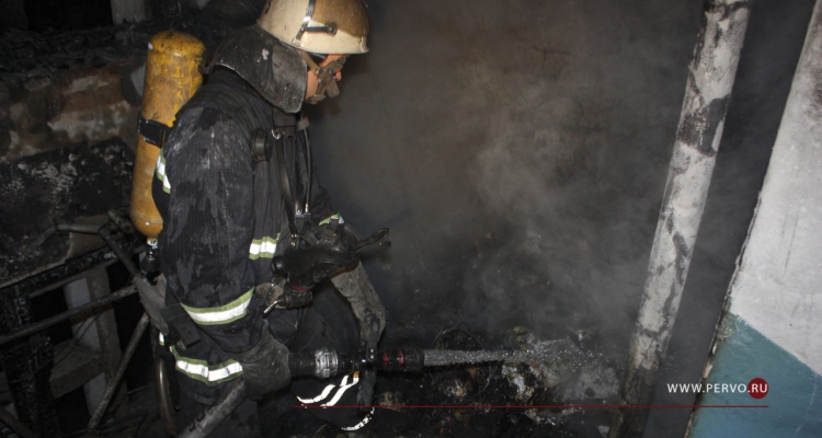 Из горящей многоэтажки в Первоуральске эвакуировались 11 человек