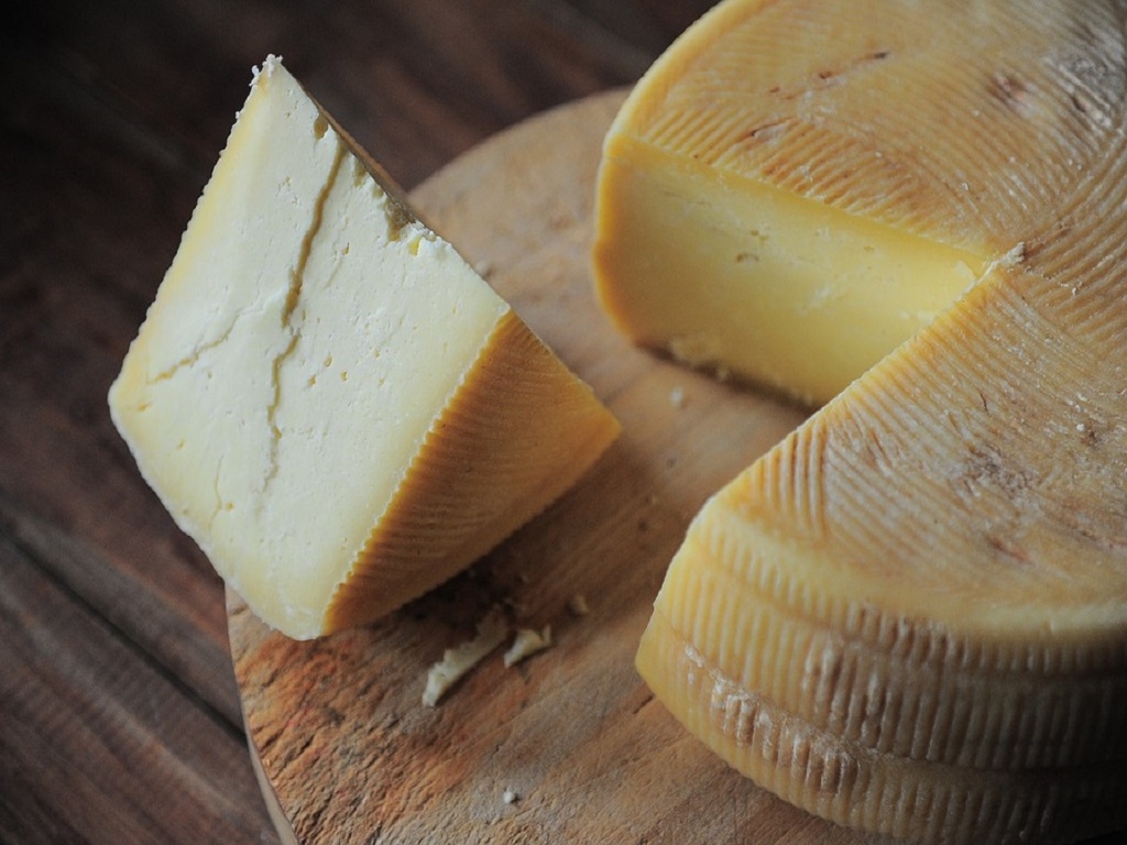 Крупную партию поддельного сыра обнаружили в Свердловской области