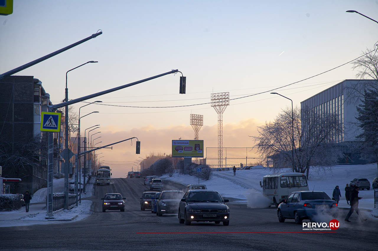 На перекрёстке двух проспектов устанавливают светофоры