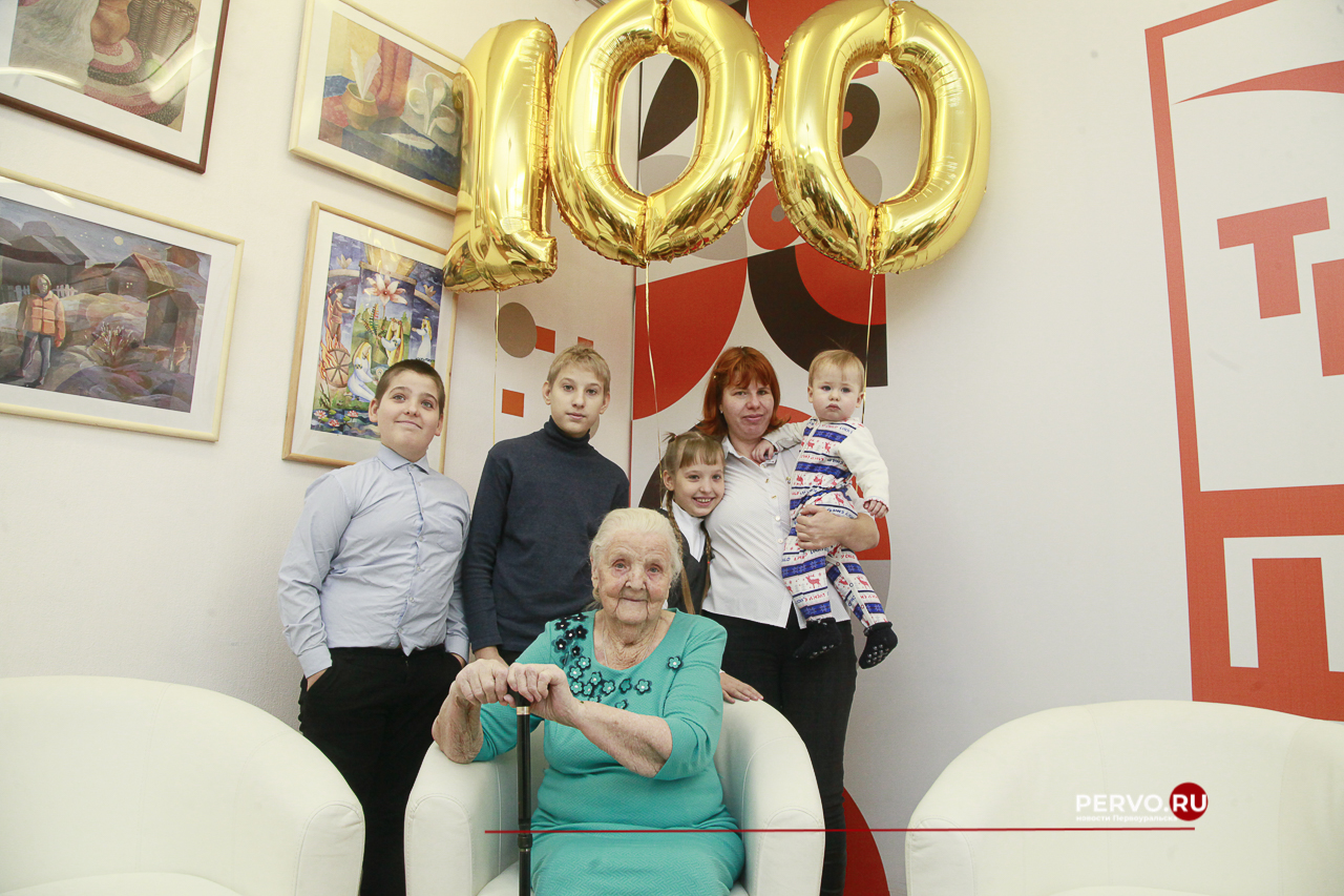 В Первоуральске 100-летний юбилей отметила ветеран ПНТЗ