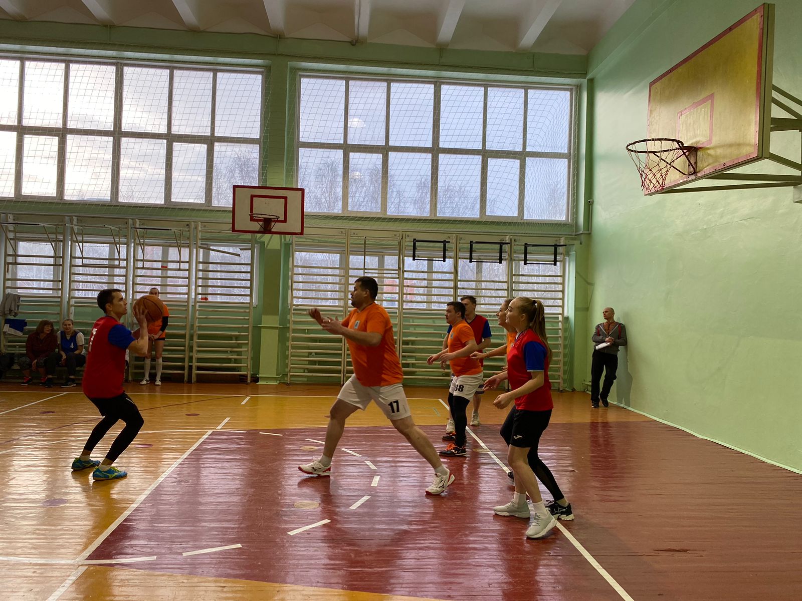 Состоялись игры первенства города по баскетболу среди команд образовательных организаций